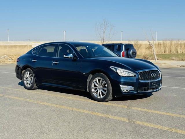 Infiniti Q70