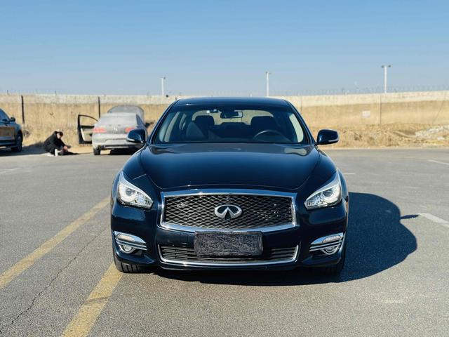 Infiniti Q70