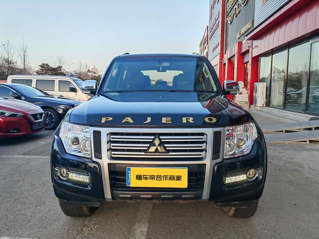 Mitsubishi Pajero (imported)