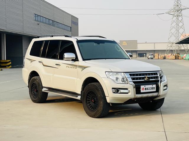 Mitsubishi Pajero (imported)