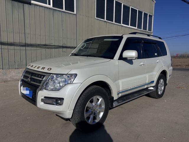 Mitsubishi Pajero (imported)