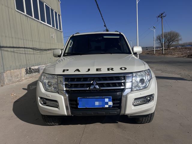 Mitsubishi Pajero (imported)