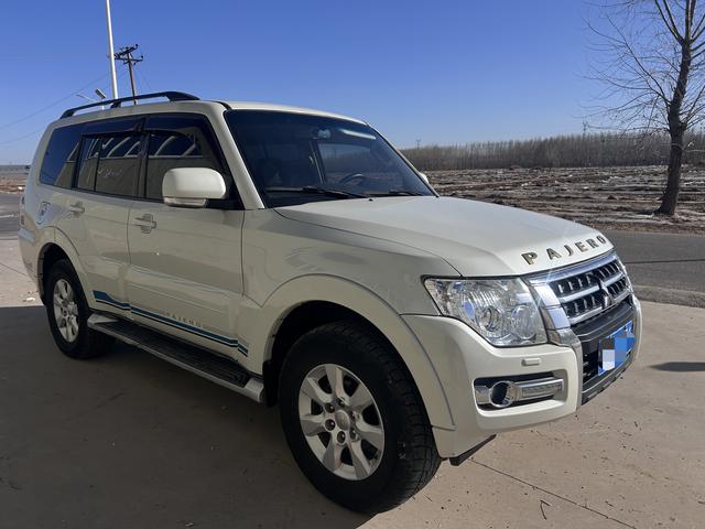 Mitsubishi Pajero (imported)