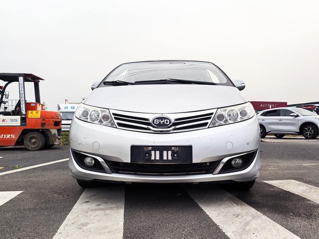 BYD M6