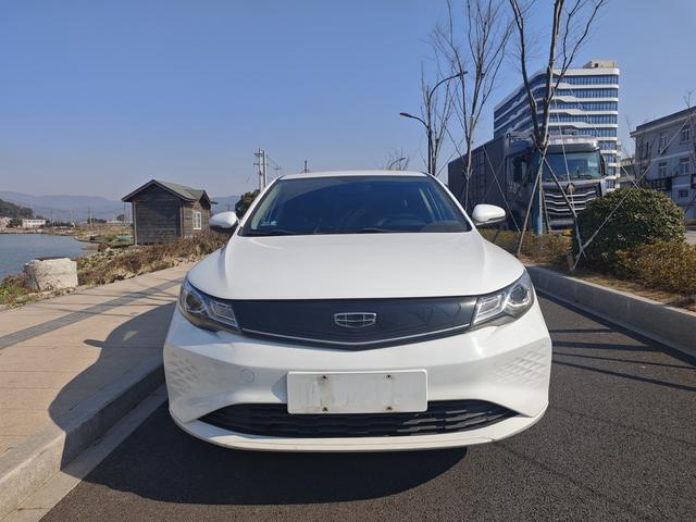 Geely Emgrand EV