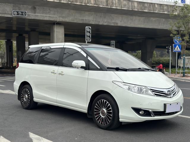 BYD M6