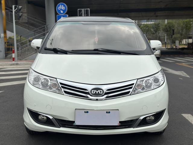 BYD M6