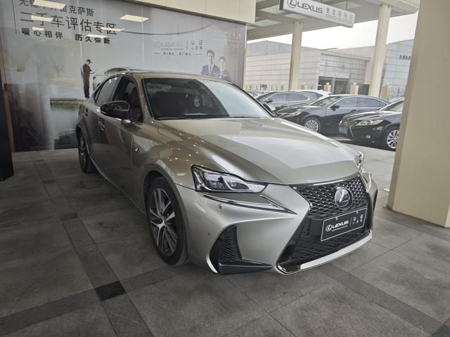 Lexus IS