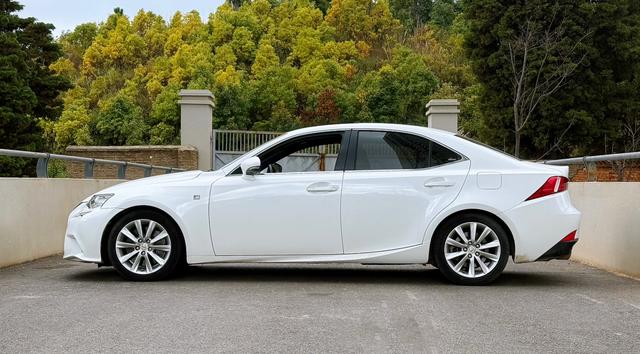 Lexus IS