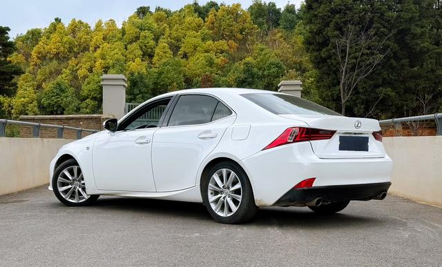 Lexus IS