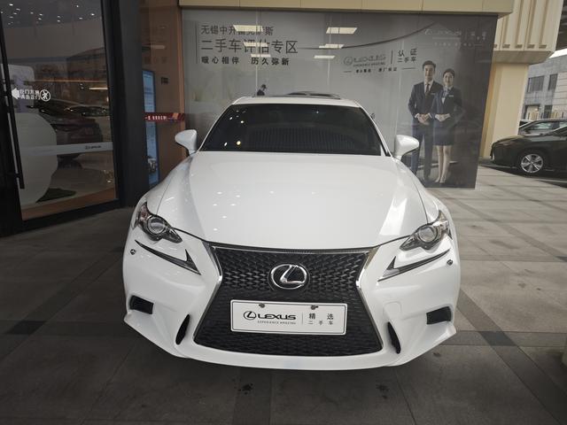 Lexus IS