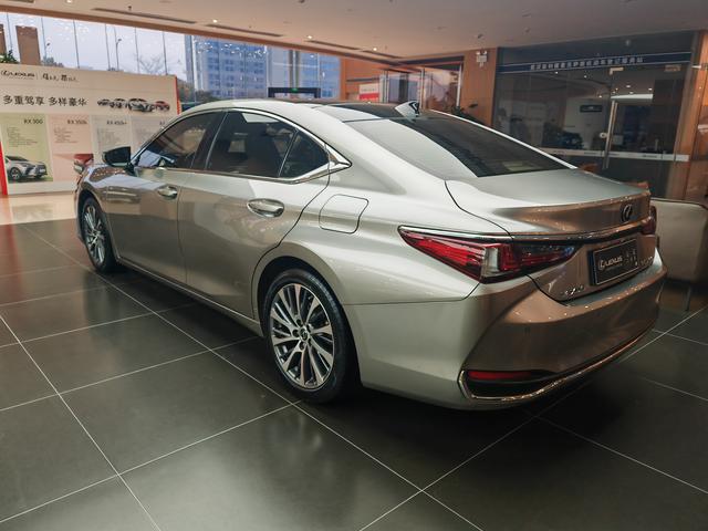 Lexus ES