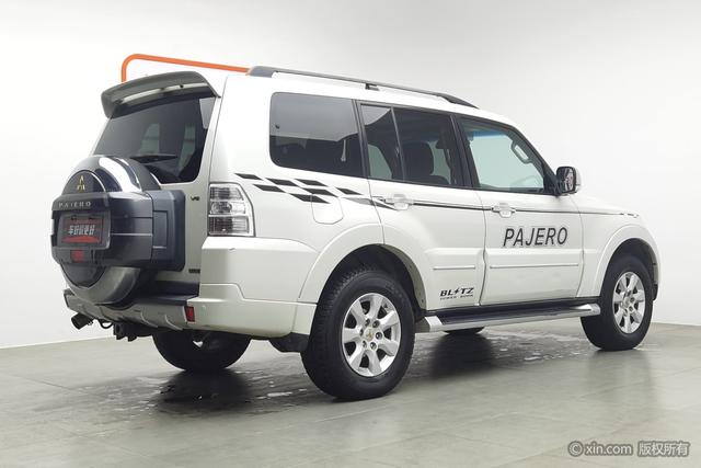 Mitsubishi Pajero (imported)