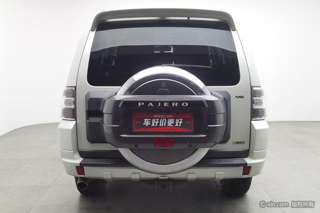 Mitsubishi Pajero (imported)