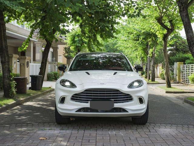 Aston Martin DBX