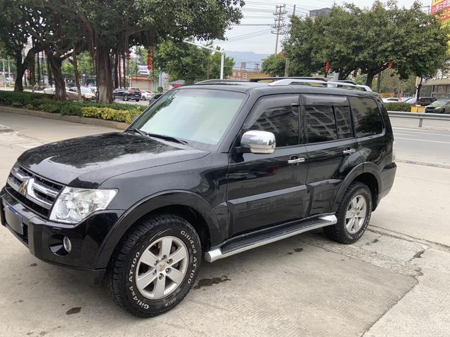 Mitsubishi Pajero (imported)