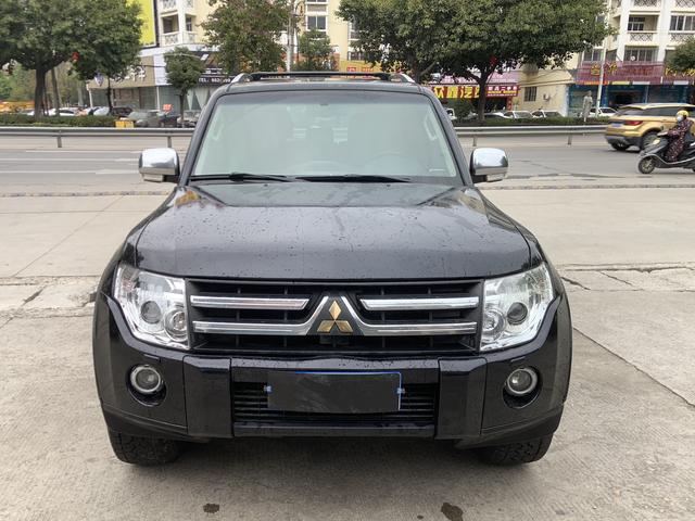 Mitsubishi Pajero (imported)