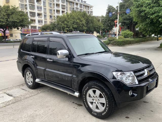 Mitsubishi Pajero (imported)