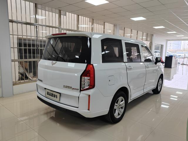 Wuling Hongguang PLUS