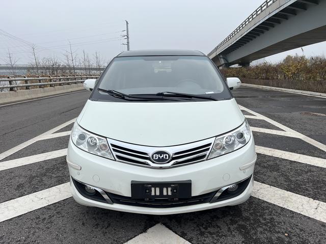 BYD M6