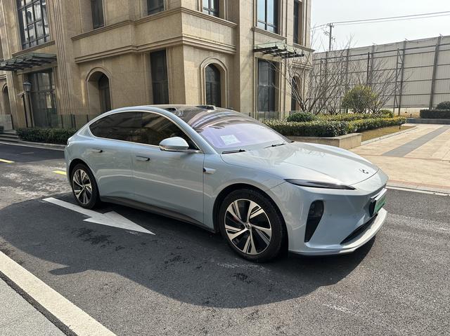 NIO ET5