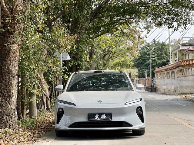 NIO ET5