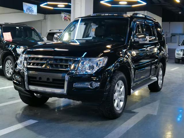 Mitsubishi Pajero (imported)