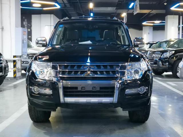 Mitsubishi Pajero (imported)