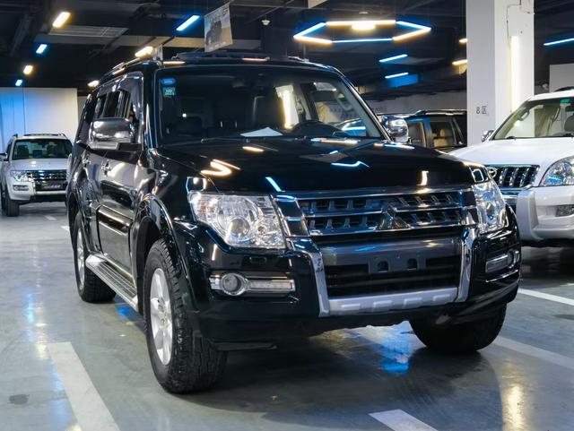 Mitsubishi Pajero (imported)