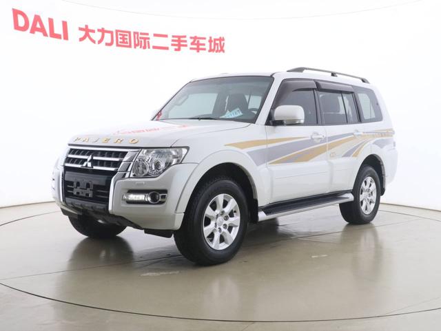 Mitsubishi Pajero (imported)