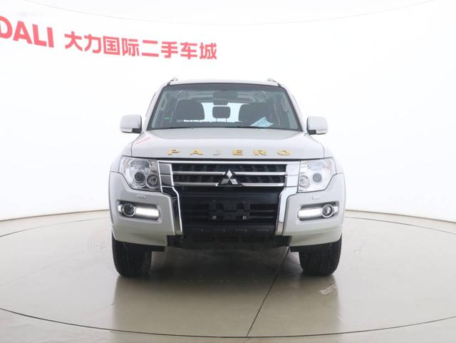 Mitsubishi Pajero (imported)