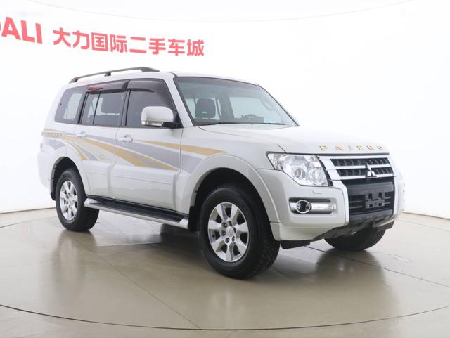 Mitsubishi Pajero (imported)