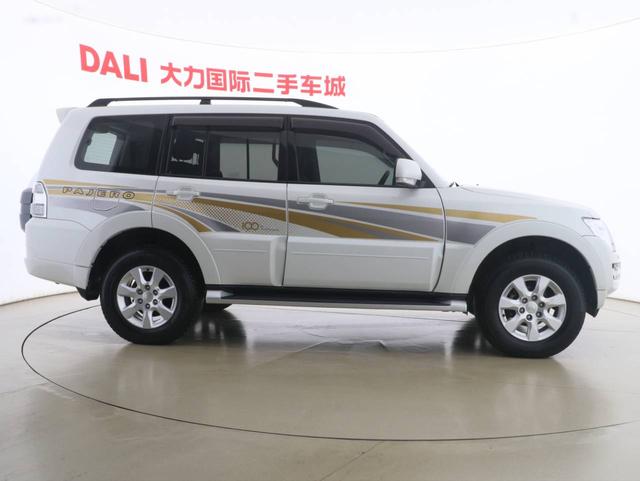 Mitsubishi Pajero (imported)