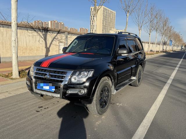 Mitsubishi Pajero (imported)