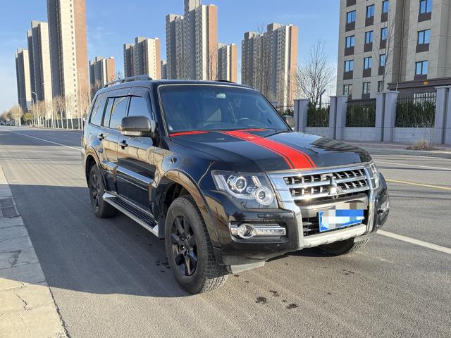 Mitsubishi Pajero (imported)