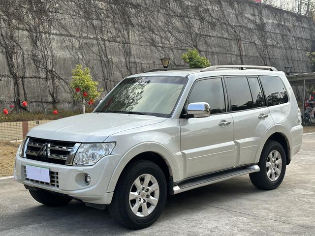 Mitsubishi Pajero (imported)