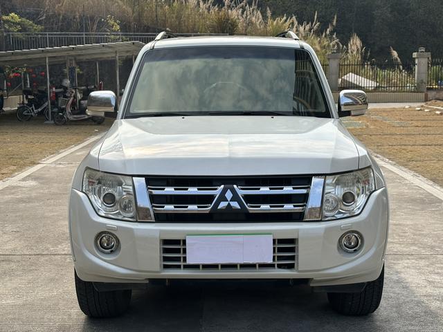 Mitsubishi Pajero (imported)