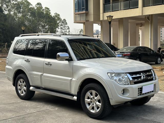 Mitsubishi Pajero (imported)