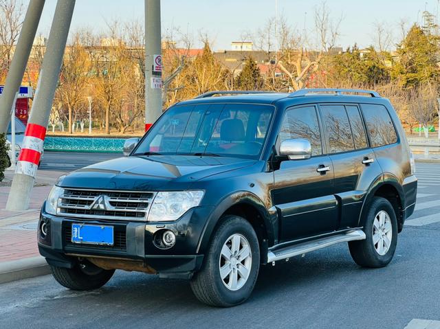 Mitsubishi Pajero (imported)