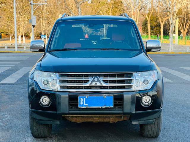 Mitsubishi Pajero (imported)