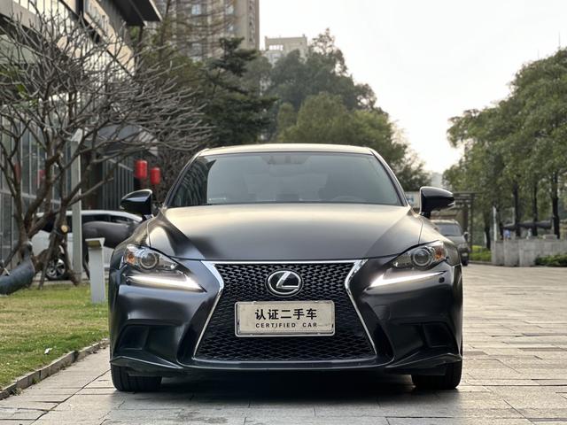 Lexus IS