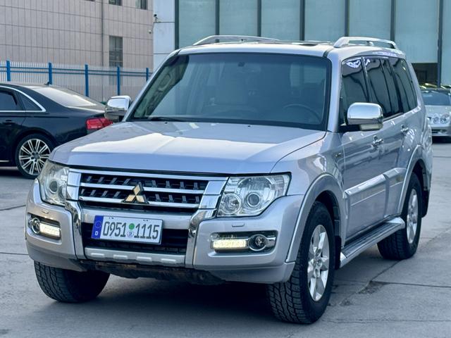 Mitsubishi Pajero (imported)