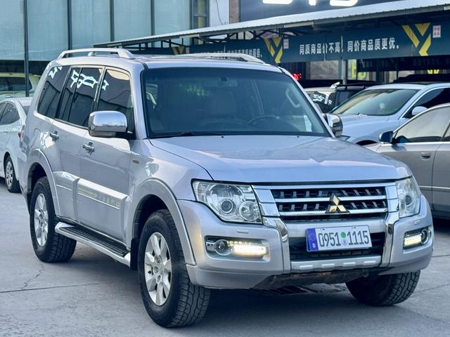 Mitsubishi Pajero (imported)