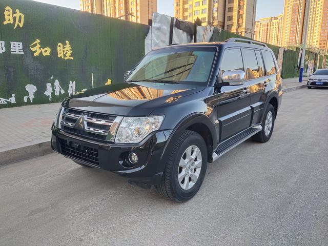 Mitsubishi Pajero (imported)