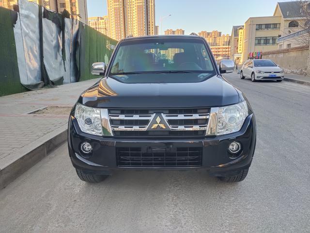 Mitsubishi Pajero (imported)