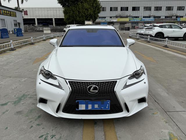 Lexus IS