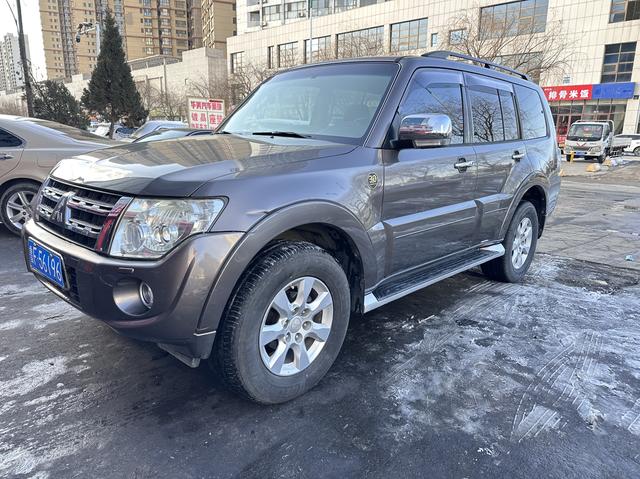 Mitsubishi Pajero (imported)