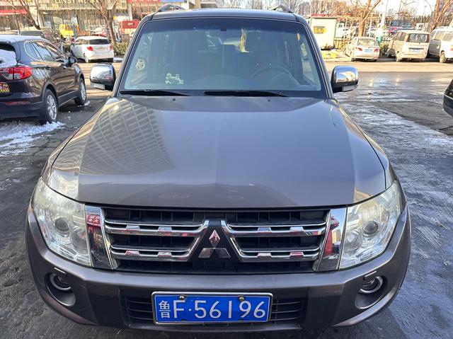 Mitsubishi Pajero (imported)