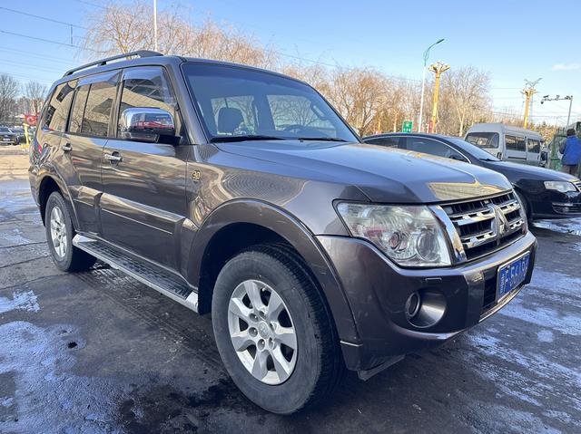 Mitsubishi Pajero (imported)