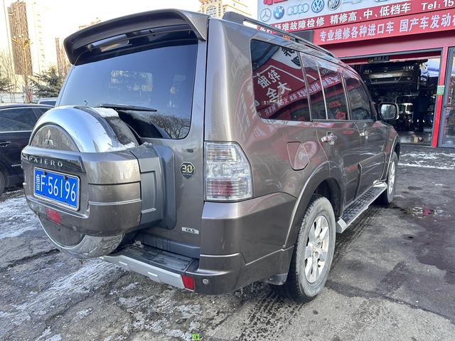 Mitsubishi Pajero (imported)